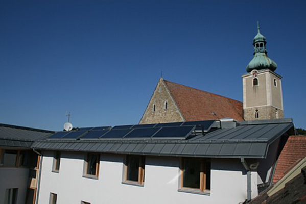 Sonnenkollektoren Solar Dach Schloss Großrußbach Erzdiözese Wien