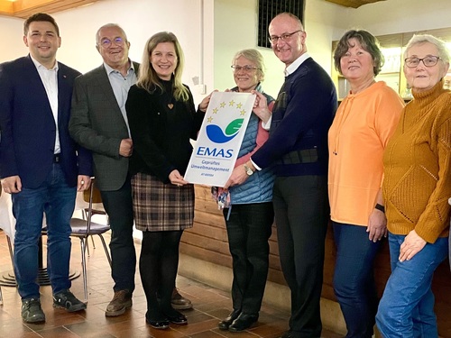 Feierliche EMAS Tafel Überreichung v.l.n.r: Markus Fantur (Vizebürgermeister Velden), Wolfgang Wakonig, Nina Vasold, Gertraud Lauritsch, Dechant Janko Kristof, Maria Happe-Schütz, Ingrid Stornig  