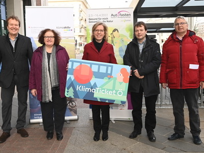 Leonore Gewessler und Ökumene-Vertreter präsentieren 'Autofasten'