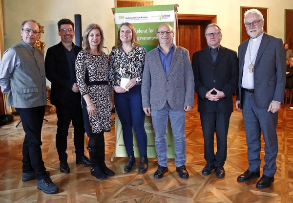 v.r. Bischof Marketz, Altbischof Sturm, Harald Jost und Christina Tekalec (Referat für Schöpfungsverantwortung), Nachhaltigkeitsbeauftragte Vasold, Caritasdirektor Sandriesser und Bischofsvikar Premur 