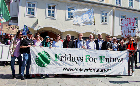 Die OrganisatorInnen von „Fridays for Future“ mit den RepräsentantInnen verschiedener Religionen bei Fridays for Future Linz 19.4.2019 